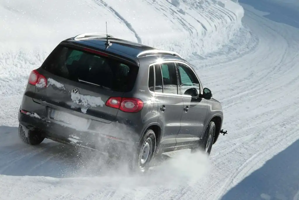 ADAC Winterreifentest 2012: Viele gute Winterreifen, aber vier Pneus versagen