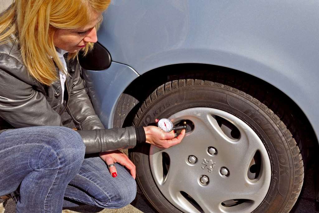 Reifen vor der Fahrt in den Urlaub checken