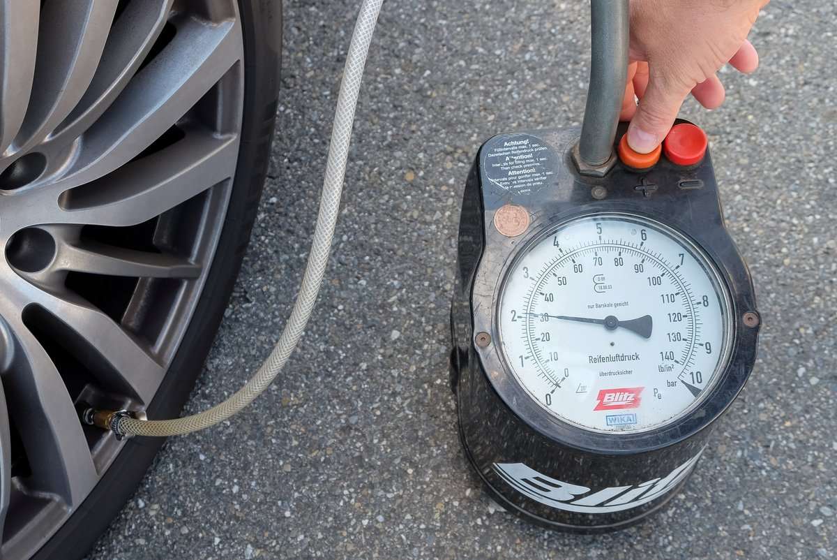 Reifendruck vor der Fahrt in den Urlaub kontrollieren