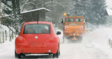 Ratgeber: Räum- und Streufahrzeuge nicht überholen Schneepflug im Einsatz. Foto: ADAC