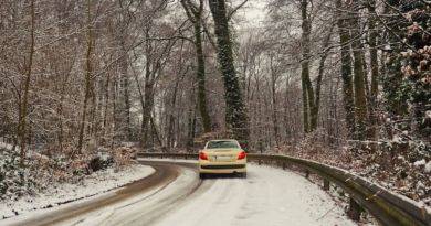 Ratgeber: Es wird Zeit für Winterreifen Verschneite Strasse