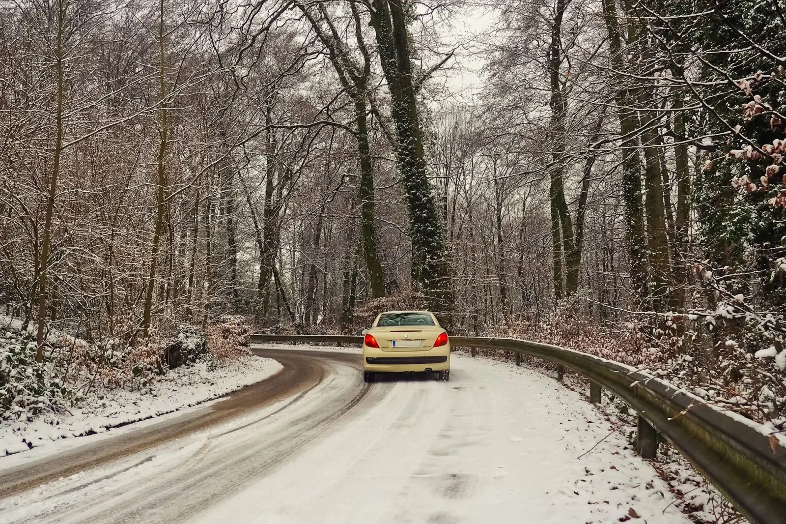 Verschneite Strasse