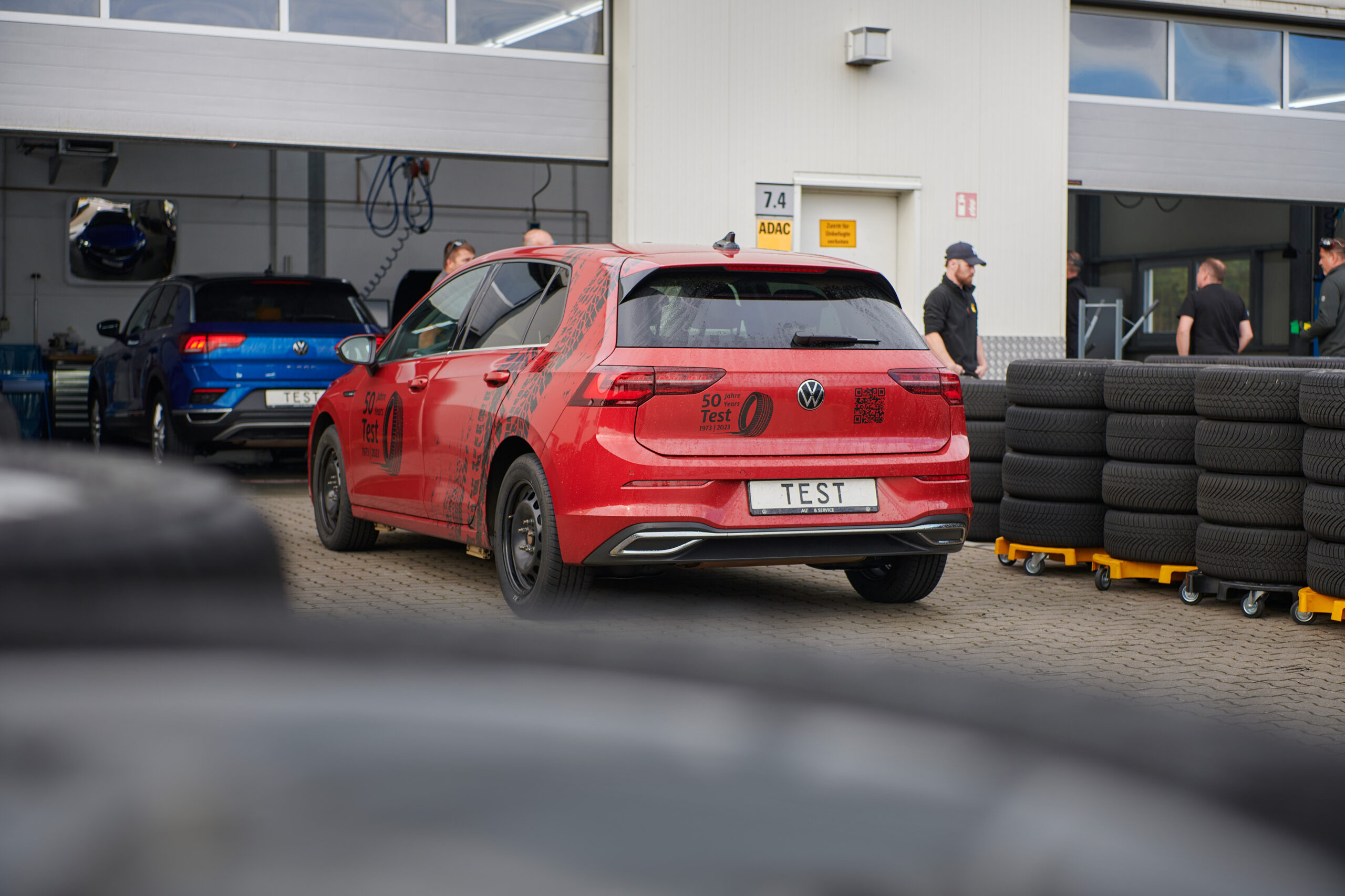ADAC Testfahrzeug auf dem Testgelände