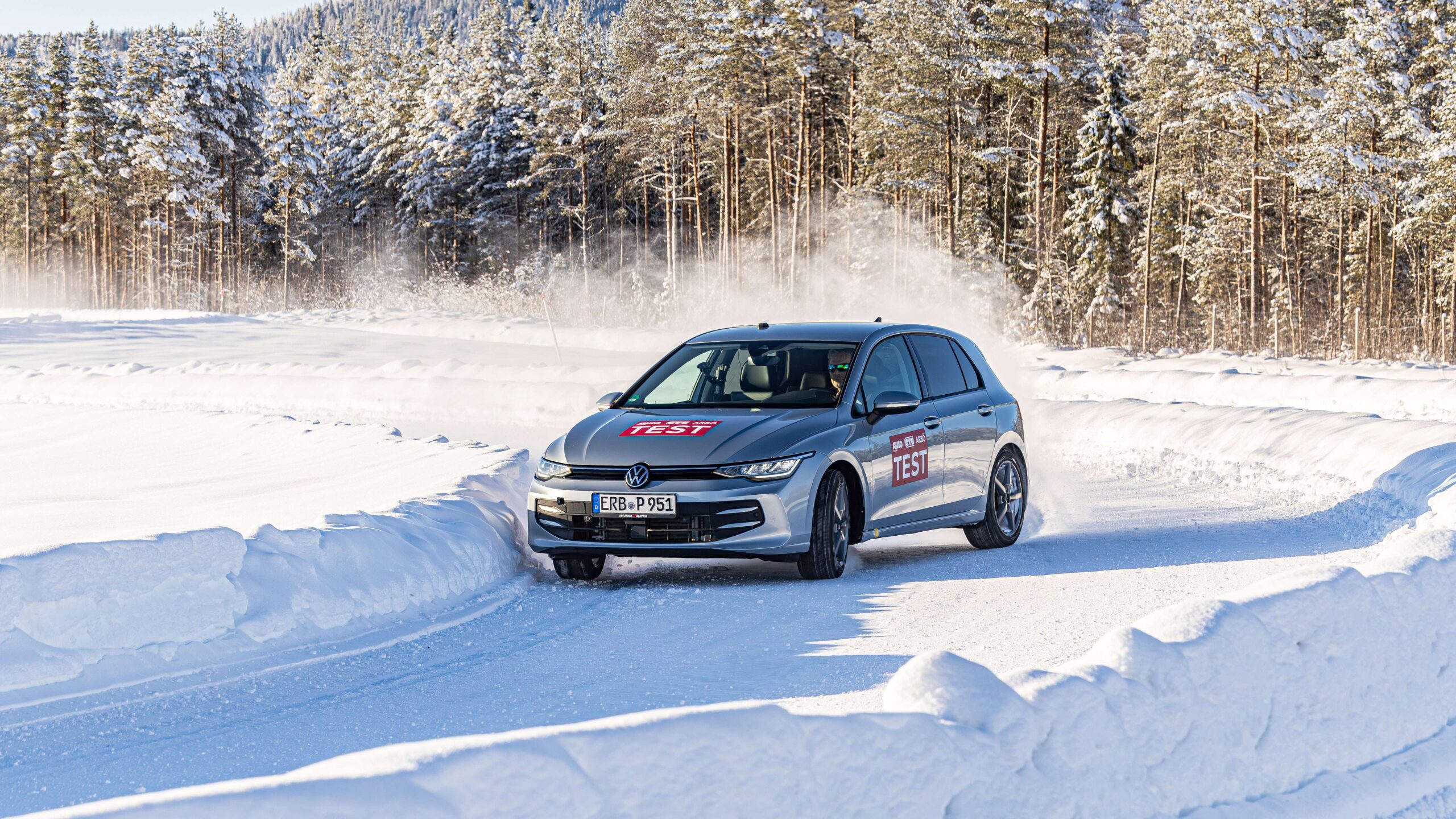 Testfahrzeug auf Schnee beim GTÜ Ganzjahresreifentest 2026